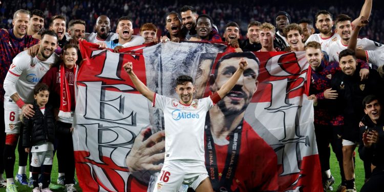 KRAJ S 39 GODINA Ikona Seville odigrala zadnju utakmicu na Sanchez-Pizjuanu, klanja mu se cijeli nogometni svijet | NACIONAL.HR