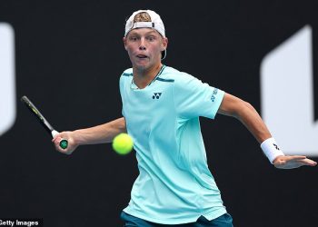 16-godišnji sin Lleytona Hewitta krenut će stopama svog velikog teniskog oca nakon što mu je uručena velika Grand Slam ponuda