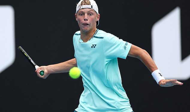 16-godišnji sin Lleytona Hewitta krenut će stopama svog velikog teniskog oca nakon što mu je uručena velika Grand Slam ponuda