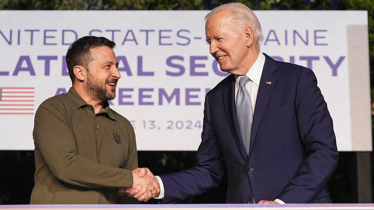 Zelenskyy i Biden se rukuju