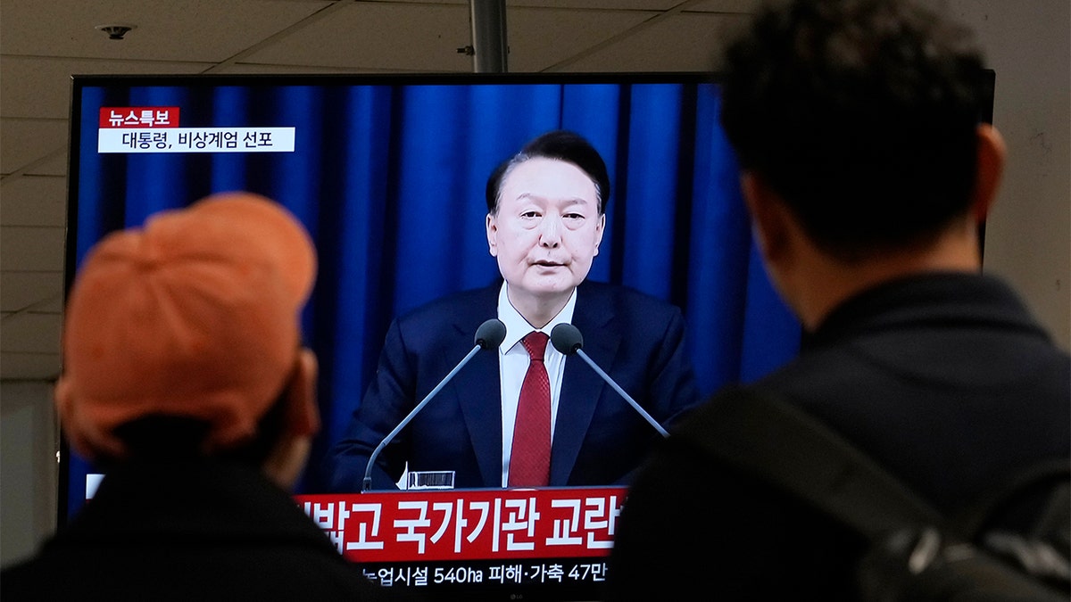 Južnokorejci gledaju predsjednika Yoon Suk Yeola na TV-u
