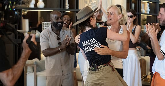 I,ma Celebrity Get Me Out of Here 2024. Jane Moore, Dean McCullough i Melvin Odoom ponovno pozdravljaju Mauru Higgins u hotelu u Surfers Paradiseu, Australija.