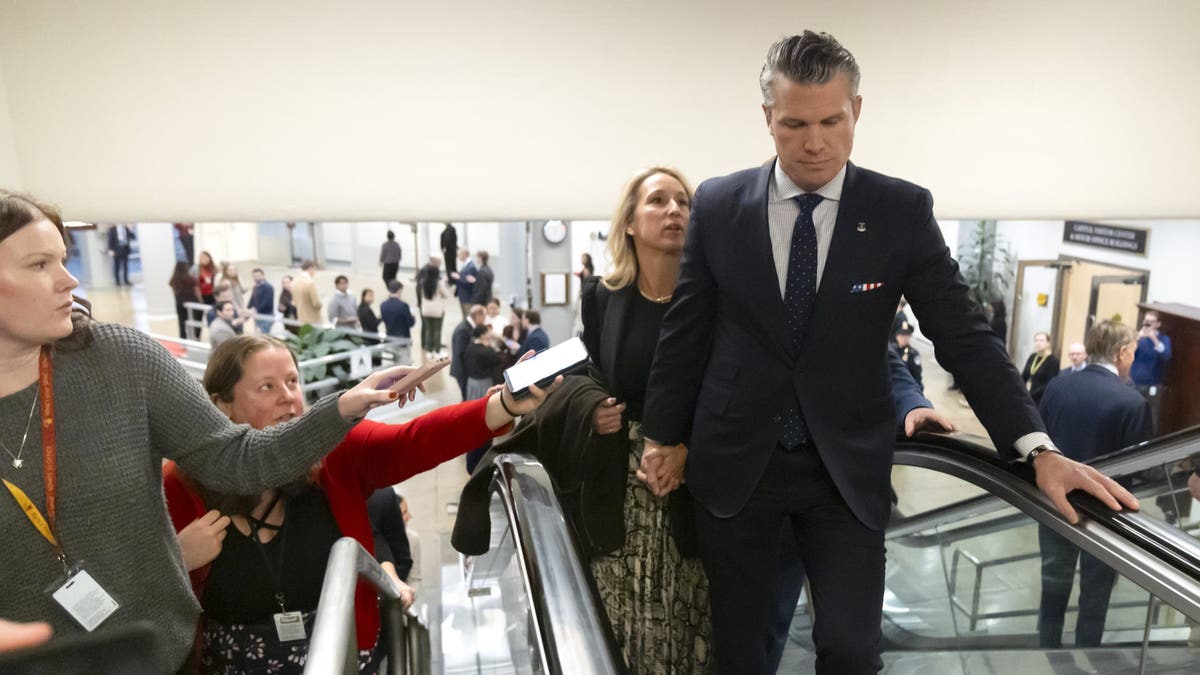 Pete Hegseth s novinarima na Capitol Hillu