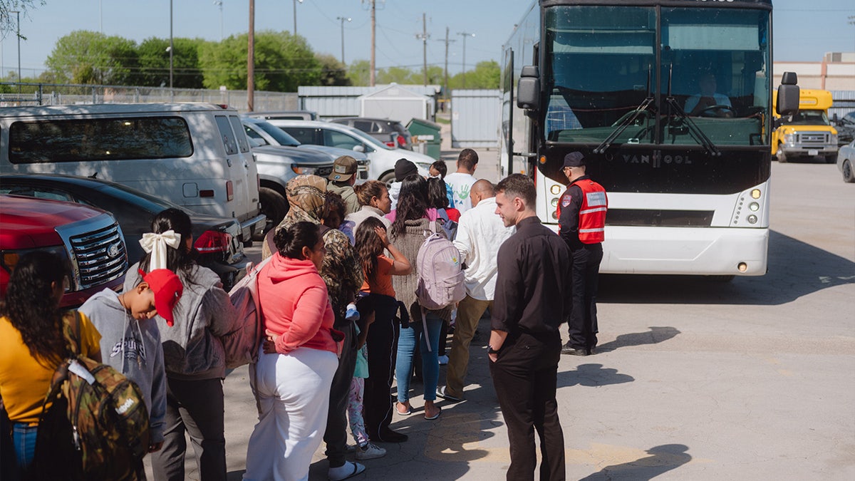 Migranti se ukrcavaju u državni autobus za New York