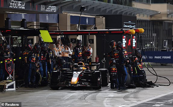 Formula One F1 - Abu Dhabi Grand Prix - Yas Marina Circuit, Abu Dhabi, United Arab Emirates - December 8, 2024 Red Bull's Max Verstappen during a pit stop REUTERS/Hamad I Mohammed/Pool