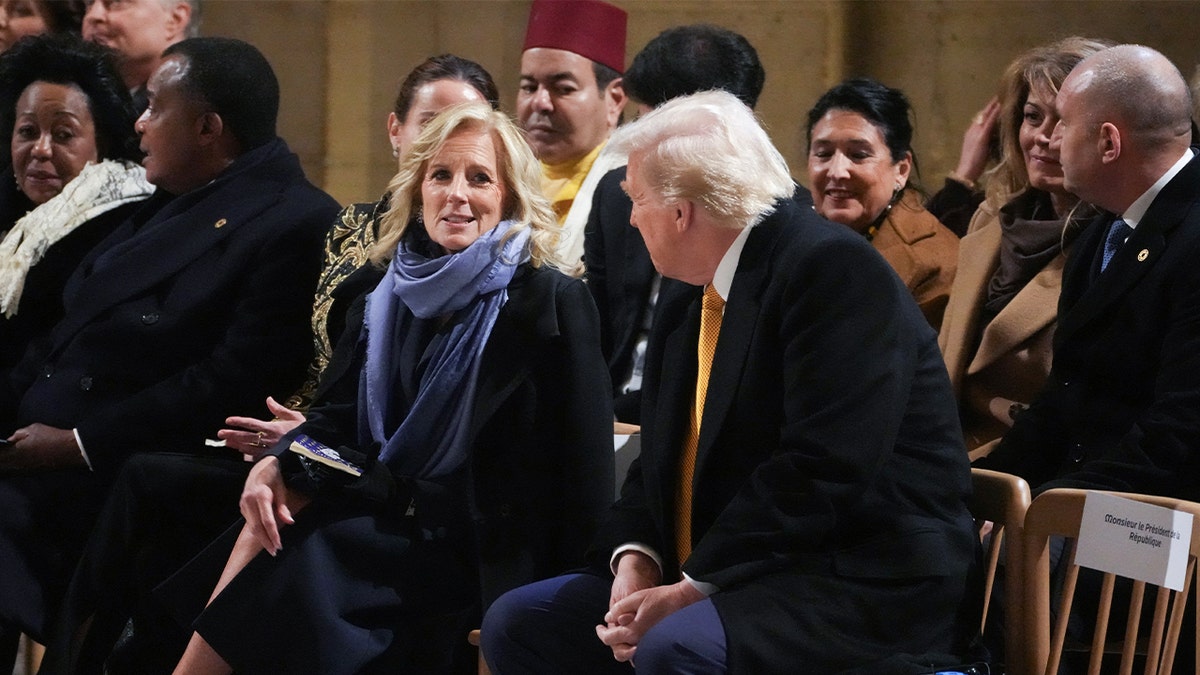 Prva dama Jill Biden razgovara s novoizabranim predsjednikom Donaldom Trumpom tijekom ceremonije obilježavanja ponovnog otvaranja katedrale Notre Dame u Parizu 7. prosinca 2024.