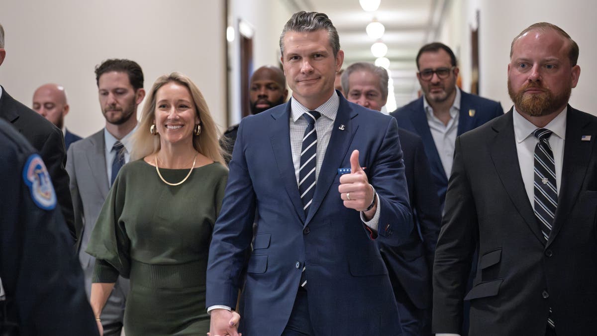 Pete Hegseth, kandidat novoizabranog predsjednika Donalda Trumpa za ministra obrane, diže palac gore dok hoda sa svojom suprugom Jennifer Hegseth, lijevo, kako bi se sastao sa senatorom Joni Ernst, R-Iowa, članom Senatskog odbora za oružane snage , na Capitolu u Washingtonu, ponedjeljak, 9. prosinca 2024. (AP Photo/J. Scott Applewhite)