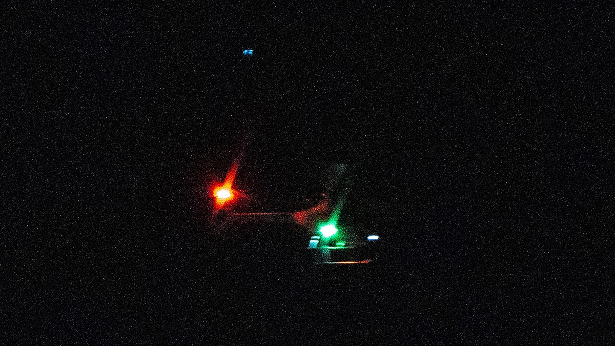 Fotografije snimljene u dijelu Bay Shore rijeke Toms na kojima se čini da su veliki dronovi koji lebde u tom području na velikim visinama