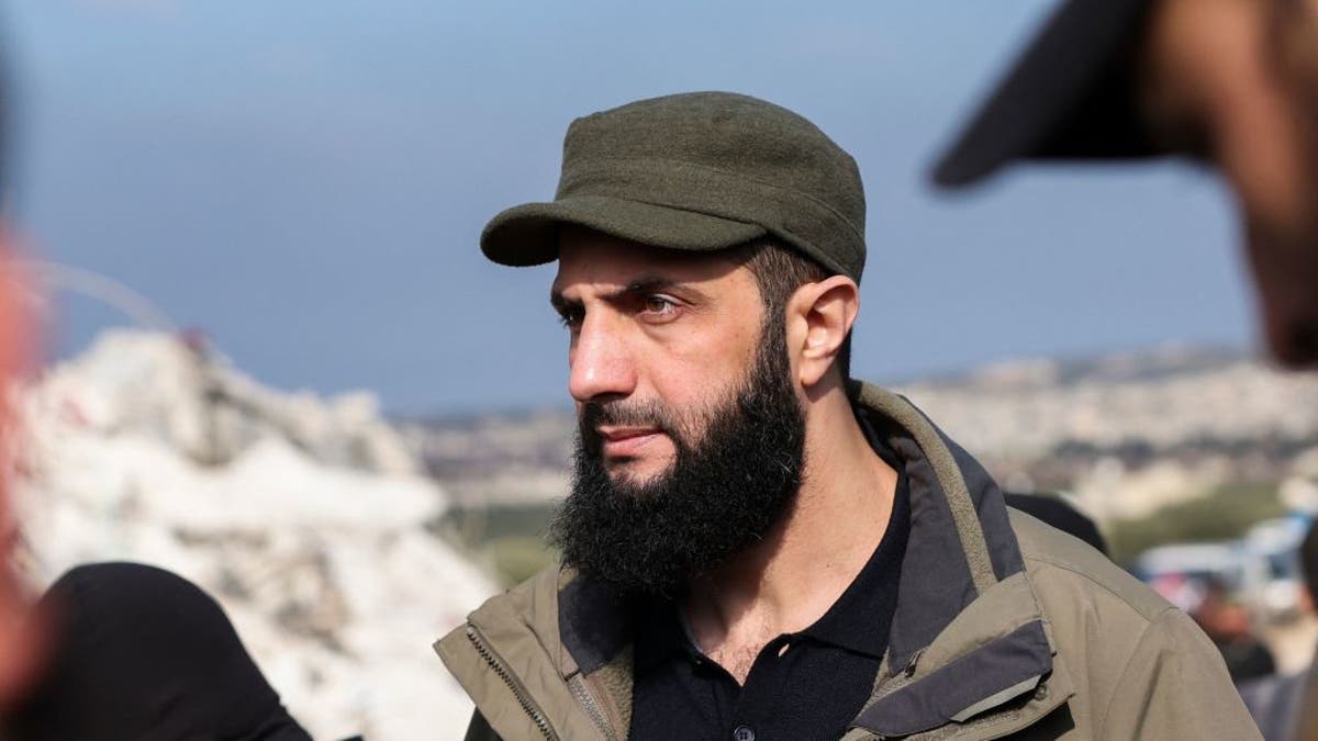 Šef Hayat Tahrir al-Sham Abu Mohamed al-Golani provjerava štetu nakon potresa u selu Besnaya u sirijskoj pobunjeničkoj sjeverozapadnoj pokrajini Idlib na granici s Turskom, 7. veljače 2023.