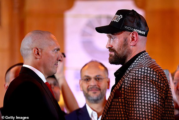 *** BESTPIX *** LONDON, ENGLESKA - 23. LISTOPADA: Oleksandr Usyk i Tyson Fury sučeljavaju se tijekom konferencije za novinare Usyk v Fury 2 uoči borbe za njihove IBO, WBC i WBO naslove svjetskog prvaka u teškoj kategoriji u Guildhallu 23. listopada 2024. London, Engleska. (Fotografija Andrew Redington/Getty Images)