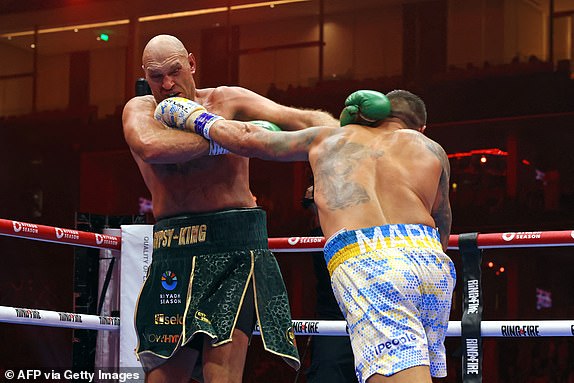 Ukrajinac Oleksandr Usyk (desno) bori se protiv Britanca Tysona Furyja tijekom borbe svjetskog boksačkog prvaka u teškoj kategoriji u Kingdom Areni u Rijadu, Saudijska Arabija 19. svibnja 2024. Oleksandr Usyk pobijedio je Tysona Furyja podijeljenom odlukom i osvojio prvu neospornu titulu prvaka svijeta u teškoj kategoriji u 25. godine 19. svibnja 2024. godine an podvig bez presedana u boksačkoj eri s četiri pojasa. (Fotografija Fayez NURELDINE / AFP) (Fotografija FAYEZ NURELDINE / AFP putem Getty Images)