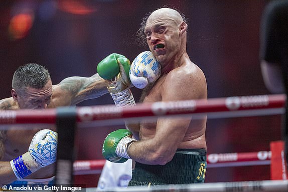 RIJAD, SAUDIJSKA ARABIJA - 19. SVIBNJA: Oleksandr Usyk (lijevo) iz Ukrajine u akciji protiv Tysona Furyja (desno) iz Ujedinjenog Kraljevstva tijekom borbe za svjetsko prvenstvo u boksanju u teškoj kategoriji u Kingdom Areni u Rijadu, Saudijska Arabija 19. svibnja 2024. (Fotografija: Mohammed Saad/Anadolu preko Getty Images)