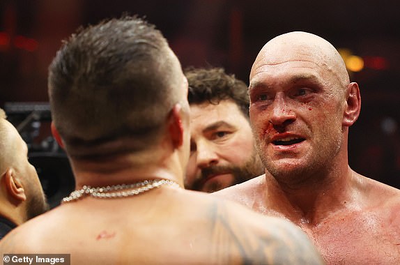 RIJAD, SAUDIJSKA ARABIJA - 18. SVIBNJA: Tyson Fury i Oleksandr Usyk razgovaraju prije odluke sudaca nakon borbe za naslove prvaka IBF, WBA, WBC, WBO i neprikosnovene teške kategorije između Tysona Furyja i Oleksandra Usyka u Kingdom Areni 18. svibnja 2024. u Rijadu, Saudijska Arabija. (Fotografija Richarda Pelhama/Getty Images)
