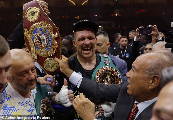 Boks - Tyson Fury protiv Oleksandra Usyka - Kingdom Arena, Riyadh, Saudijska Arabija - 19. svibnja 2024. Oleksandr Usyk slavi s pojasevima nakon pobjede u borbi da postane neprikosnoveni svjetski prvak u teškoj kategoriji Akcijske slike putem Reuters/Andrew Couldridge