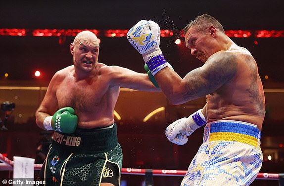 RIJAD, SAUDIJSKA ARABIJA - 18. SVIBNJA: Tyson Fury udara Oleksandra Usyka tijekom borbe za IBF, WBA, WBC, WBO i neprikosnovene naslove u teškoj kategoriji između Tysona Furyja i Oleksandra Usyka u Kingdom Areni 18. svibnja 2024. u Rijadu, Saudijska Arabija. (Fotografija Richarda Pelhama/Getty Images)