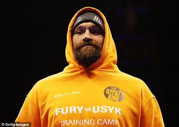RIJAD, SAUDIJSKA ARABIJA - 18. PROSINCA: Tyson Fury gleda ispred IBF, IBO, WBA, WBC i WBO neosporne borbe za naslov svjetskog prvaka u teškoj kategoriji između Oleksandra Usyka i Tysona Furyja tijekom medijskog treninga u sklopu Oleksandra Usyka protiv Tysona Furyja 2 na BLVD Svijet Egipat 18. prosinca 2024. u Rijad, Saudijska Arabija. (Fotografija Richarda Pelhama/Getty Images)