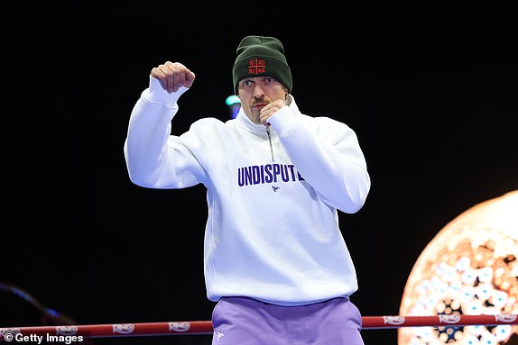 RIJAD, SAUDIJSKA ARABIJA - 18. PROSINCA: Oleksandr Usyk tijekom otvorenog treninga u sklopu dvoboja Oleksandr Usyk protiv Tysona Furyja 2 na Boulevard World - Egipat 18. prosinca 2024. u Rijadu, Saudijska Arabija. (Foto Mark Robinson/Getty Images)