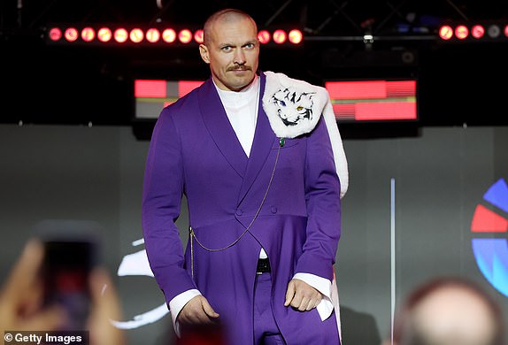 RIJAD, SAUDIJSKA ARABIJA - 17. PROSINCA: Oleksandr Usyk pozira za fotografiju uoči svoje borbe za IBF, IBO, WBA, WBC i WBO neprikosnoveni naslov svjetskog prvaka u teškoj kategoriji protiv Tysona Furyja tijekom velikih dolazaka u sklopu Oleksandr Usyk protiv Tyson Furyja 2 na pisti BLVD 17. prosinca 2024. u Rijadu, Saudijska Arabija. (Fotografija Richarda Pelhama/Getty Images)