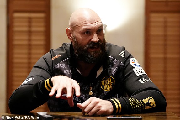 Tyson Fury govori za medije u hotelu Hilton u Rijadu. Tyson Fury i Oleksandr Usyk sučeljavaju se u okršaju za WBA, WBC i WBO naslov svjetskog prvaka u teškoj kategoriji u Riyadh's Kingdom Areni u subotu u Riyadu, Saudijska Arabija. Datum slike: ponedjeljak, 16. prosinca 2024. PA fotografija. Pogledajte PA priču BOKS Fury. Autor fotografije treba glasiti: Nick Potts/PA Wire. OGRANIČENJA: Upotreba podliježe ograničenjima. Samo za uredničku upotrebu, bez prethodne suglasnosti nositelja prava bez komercijalne upotrebe.