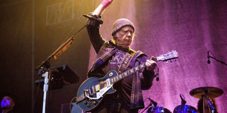 NOVOGODIŠNJI DAR Neil Young odsvirao pjesmu ‘Pardon My Heart’ prvi put nakon 50 godina | NACIONAL.HR