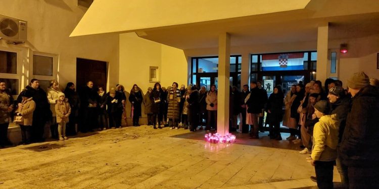 FOTO Djelatnici i roditelji OŠ Mertojak u zajedništvu i mislima s OŠ Prečko