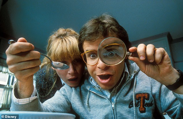 Rijedak izlet dolazi nakon što je njegov povratak u franšizu Honey, I Shrunk the Kids odgođen nekoliko godina nakon glumačke pauze 1997. Prvotno je glumio protagonista Waynea Szalinskog u Dušo, ja sam smanjio djecu iz 1989.