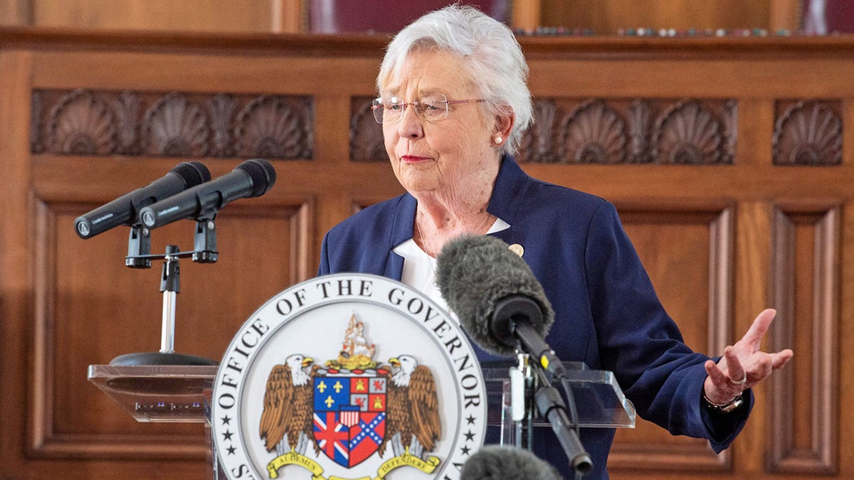 Guvernerka Kay Ivey