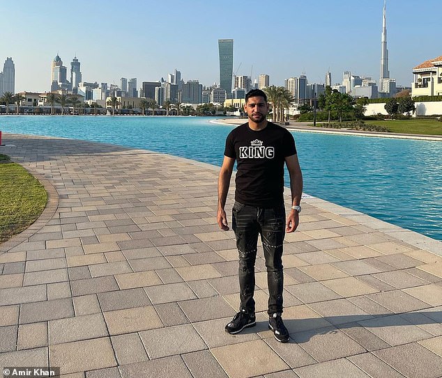 Boksač je također objavio ovu sliku na kojoj stoji pored golemog bazena na imanju u Dubaiju