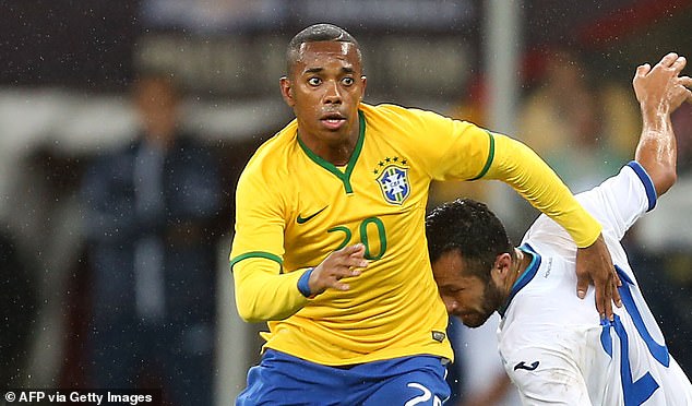 Robinho je 100 puta igrao za Brazil u svojoj igračkoj karijeri, postigavši ​​28 međunarodnih golova