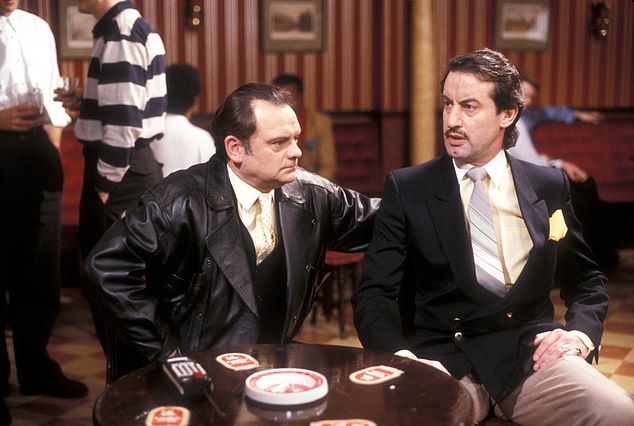 Sir David Jason (lijevo) kao Derek 'Del Boy' Trotter i John Challis (desno) kao Boycie na snimanju filma Samo budale i konji