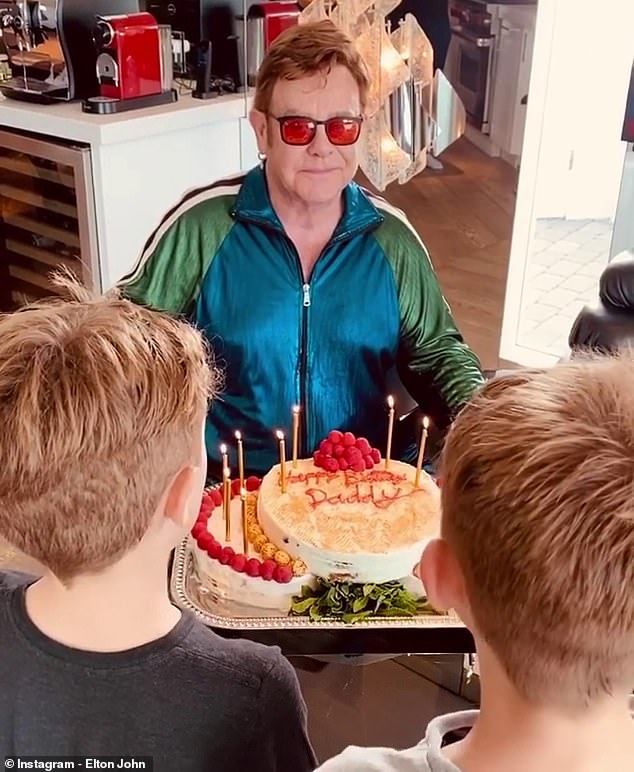 'Želim biti sa svojom obitelji': Sir Elton želi provoditi više vremena sa svoja dva sina, Zacharyjem, 10, i Elijahom, osam