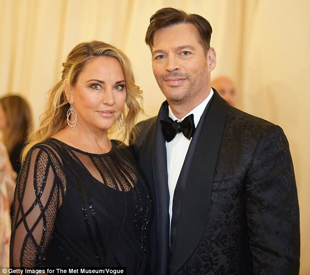 Ovdje su Jill i njezin suprug Harry viđeni kako izgledaju elegantno na Met Gala 2018