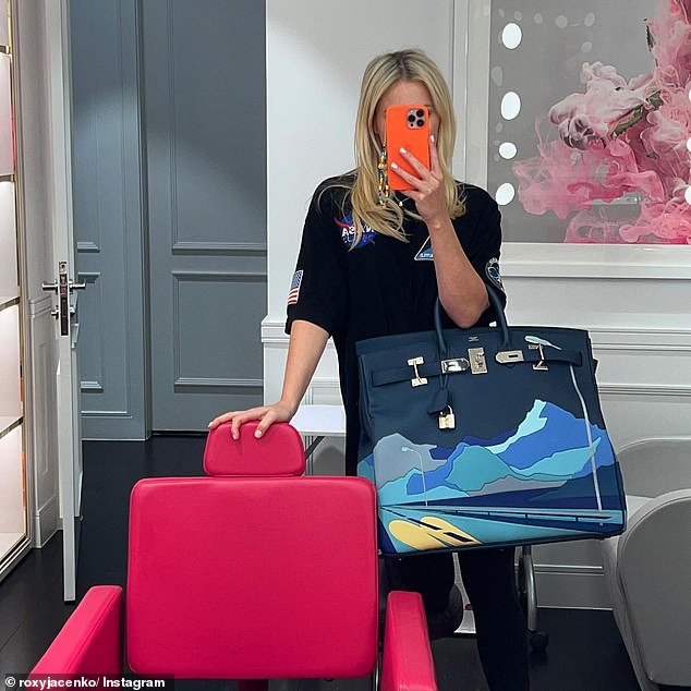 Kraljica PR-a uzbuđeno je prošlog kolovoza pokazala svoju torbicu ograničenog izdanja Hermès HAC Birkin 50 'Endless Road' vrijednu 52.000 dolara