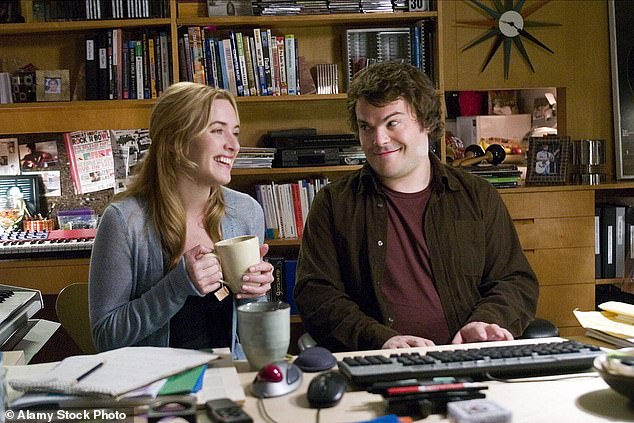 U hitu su glumili Kate Winslet i Jack Black. Glumica je glumila Iris koja je zamijenila dom s Amandom i počela izlaziti s Milesom (Jackom)