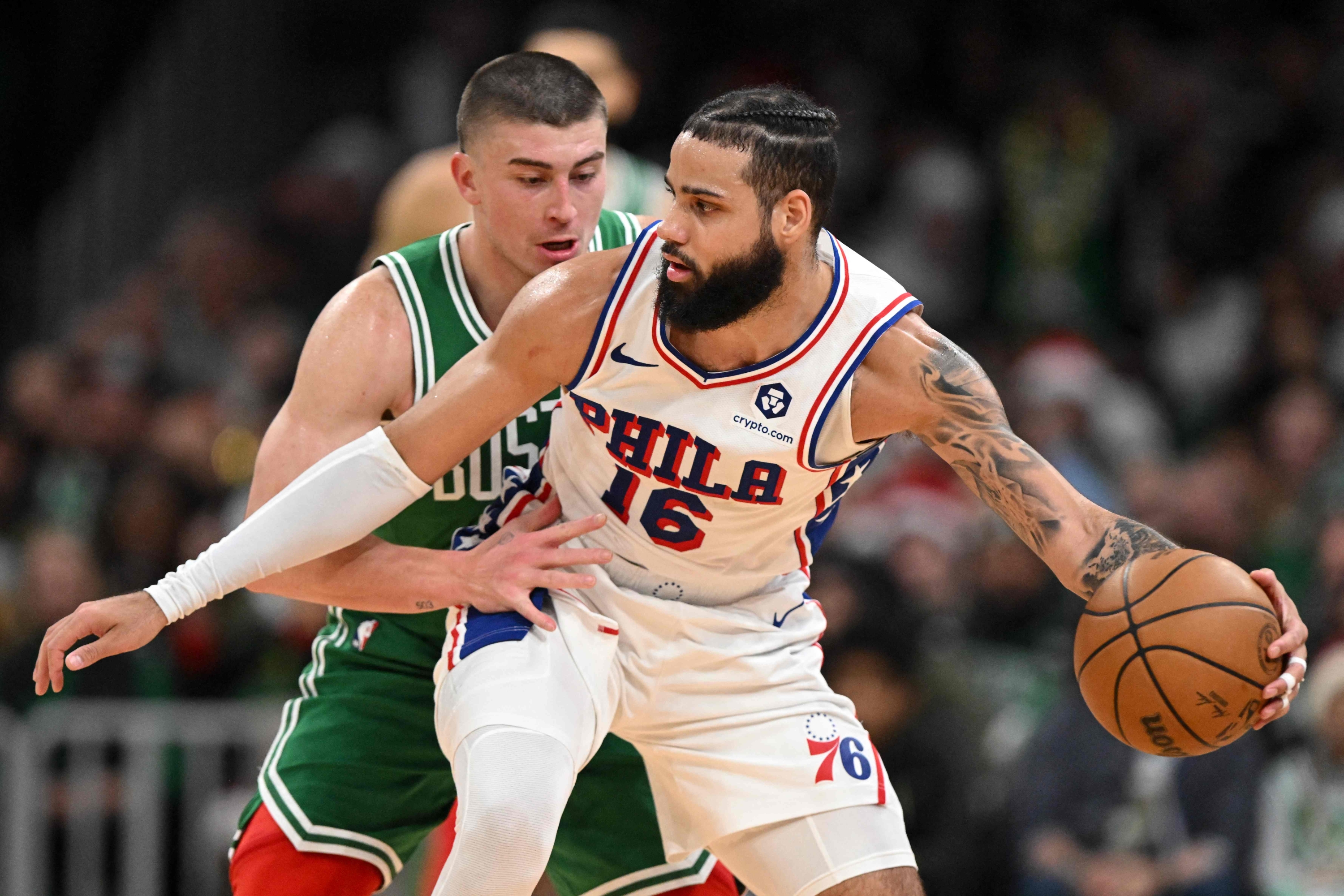 BOSTON, MASSACHUSETTS - 25. PROSINCA: Caleb Martin broj 16 iz Philadelphia 76ersa kreće prema košu protiv Paytona Pritcharda broj 11 iz Boston Celticsa tijekom četvrte četvrtine u TD Gardenu 25. prosinca 2024. u Bostonu, Massachusetts. NAPOMENA ZA KORISNIKA: Korisnik izričito potvrđuje i slaže se da preuzimanjem i/ili korištenjem ove fotografije Korisnik pristaje na odredbe i uvjete Licencnog ugovora Getty Images. Brian Fluharty/Getty Images/AFP (Fotografija Brian Fluharty/GETTY IMAGES SJEVERNA AMERIKA/Getty Images putem AFP-a)