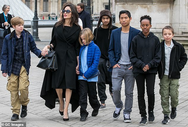 Pitt i Jolie začeli su troje djece - Shiloh, 18, i blizance Knoxa i Vivienne, 16 - a posvojili su i Maddoxa, 23, Paxa, 21, i Zaharu, 19; Jolie slikana sa svih šestero djece u 2018