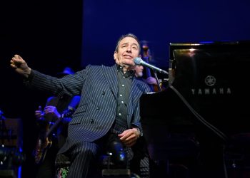 OSRAMOTIO SE Gledatelji britanskog ‘Milijunaša’ proglasili Joolsa Hollanda najgorim natjecateljem ikada | NACIONAL.HR