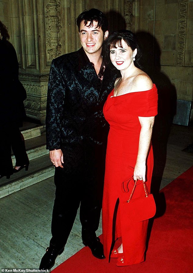 Shaneova majka Coleen i Shane Richie vjenčali su se 1990. godine i dobili sinove Shanea i Jakea prije nego što su se rastali 1997. i razveli dvije godine kasnije (na slici dok su se vjenčali 1997.)