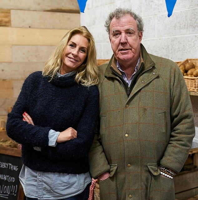 Par, koji radi zajedno na Clarksonovoj farmi Diddly Squat, počeo je hodati 2017. nakon što su im smjestili prijatelji na božićnoj zabavi