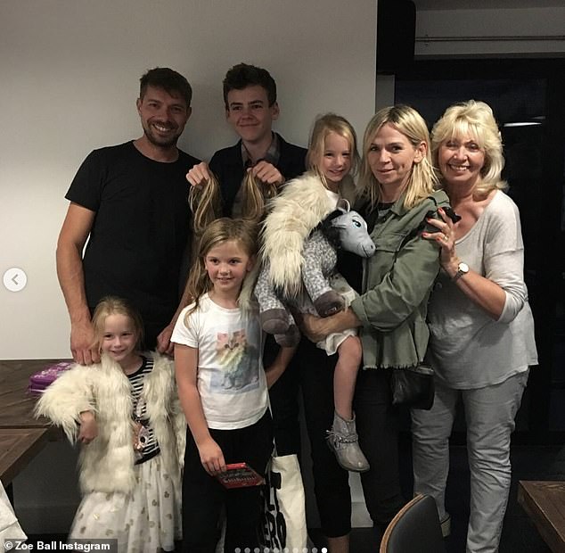 Zoe Ball odala je emotivnu počast svojoj pokojnoj majci Juliji Peckham u četvrtak, nakon što je održala njezin sprovod nakon njezine smrti od raka gušterače
