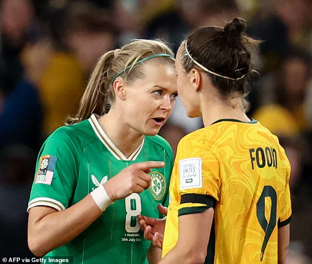 McCabeova bivša partnerica Ruesha Littlejohn (lijevo) zaprepastila je nogometne obožavatelje ovom agresivnom interakcijom s Foordom (desno) na FIFA Svjetskom prvenstvu za žene u Australiji prošle godine