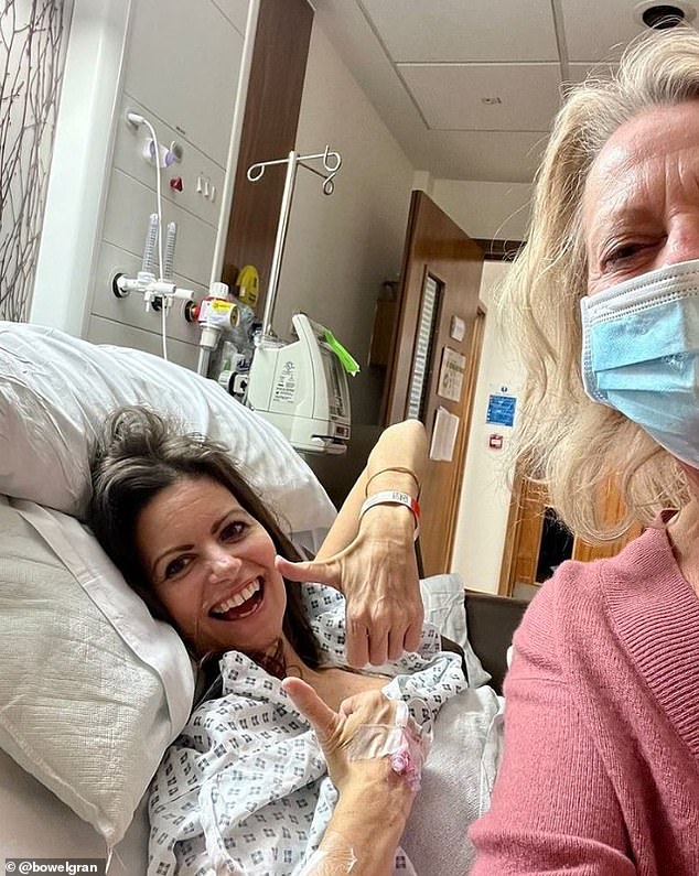Na slici: Dama Deborah pozira za fotografiju u bolnici sa svojom majkom Heather James