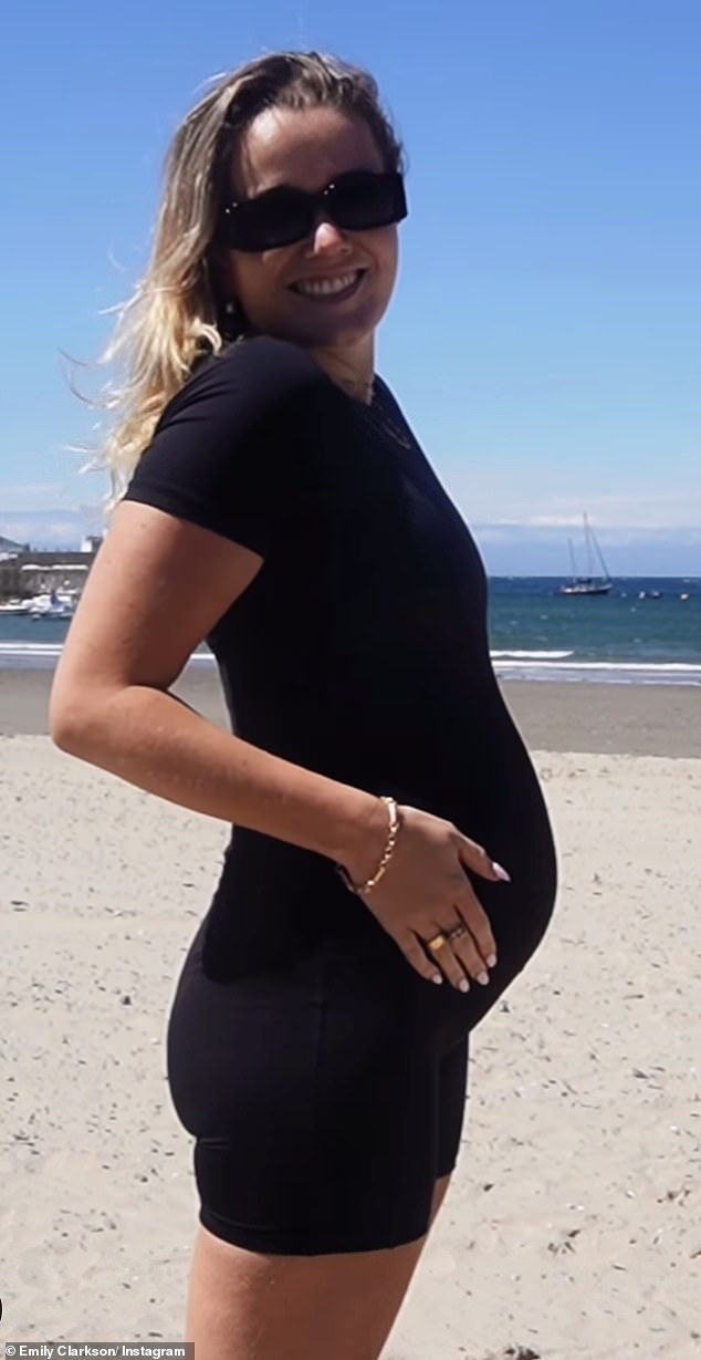 Svoju trudnoću objavila je u srpnju podijelivši snimku na kojoj grli svoju rascvjetanu kvrgu uz Alexa i kćer Arlo Rose
