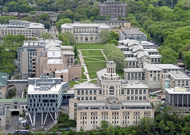 Suri je brucoš na Sveučilištu Carnegie Mellon, privatnom sveučilištu u Pittsburghu, Pennsylvania. Njezini božićni praznici počinju 21. prosinca