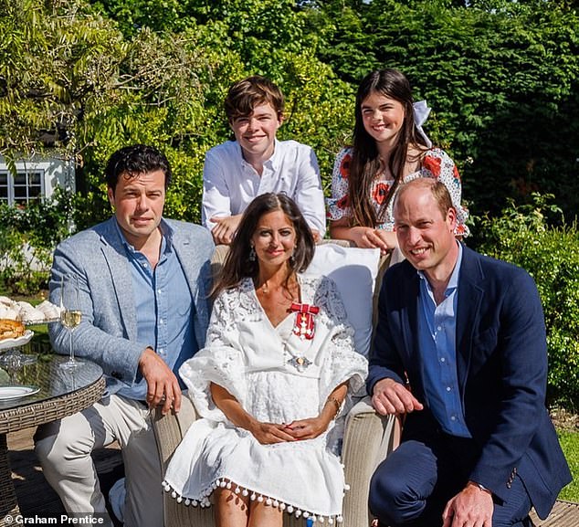 Na slici: Dama Deborah sa Sebastienom, njihovo dvoje djece Hugom i Eloise i princ od Walesa 2022.