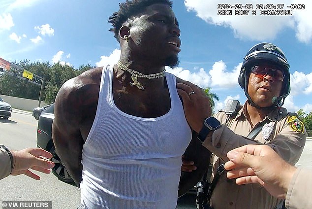Policajčev obrazac ponašanja izašao je na vidjelo nakon njegovog susreta s Hillom, gdje su kamere na tijelu snimile Torresa kako silom uklanja NFL zvijezdu iz njegovog vozila prije utakmice na stadionu Hard Rock