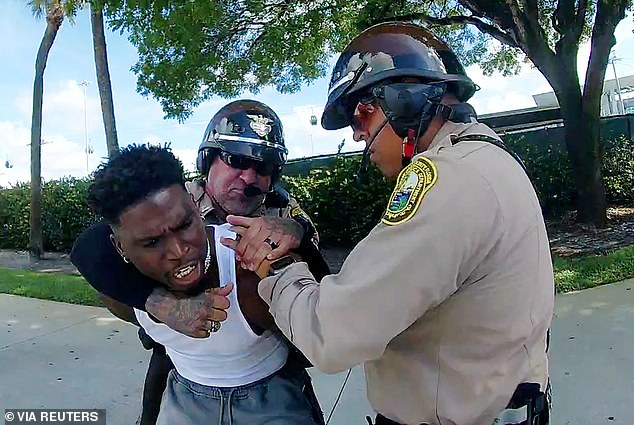 Primač Miami Dolphinsa Tyreek Hill je spušten na tlo nakon što su mu stavili lisice