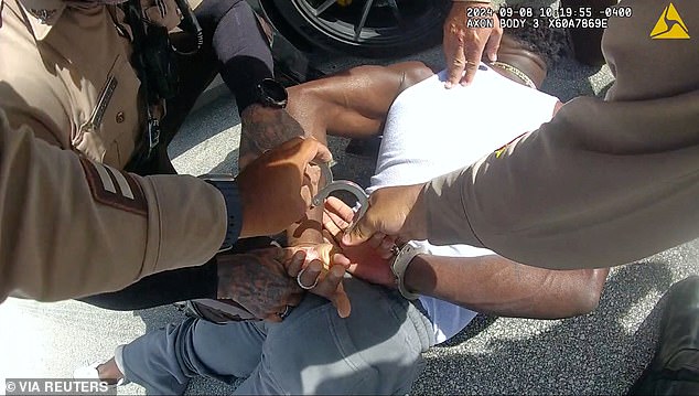 Policajci su prije otvaranja sezone za Dolphinse široki prijemnik prikovali za pod