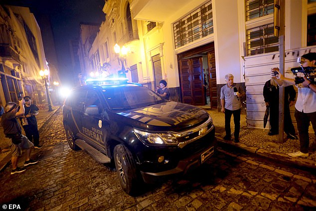 Robinho je smješten u ovo policijsko vozilo nakon uhićenja u obalnom gradu Santosu