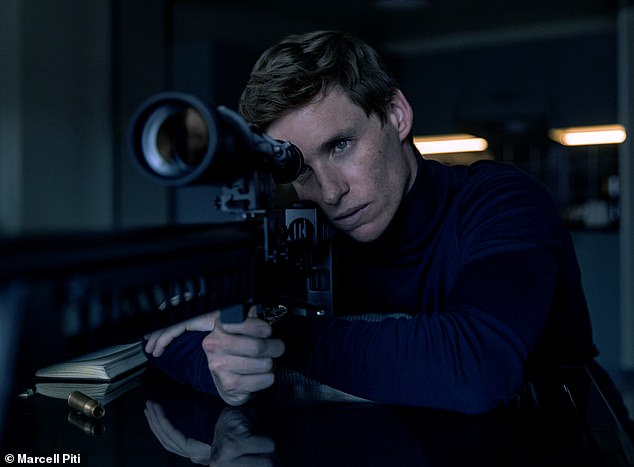 Šakal (Eddie) je nedostižni ubojica koji zarađuje za život izvodeći ubojice za najveću naknadu